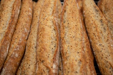 Fırından çıkan çıtır baget yığını. Sao Paulo, Brezilya