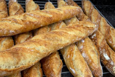 Fırından çıkan çıtır baget yığını. Sao Paulo, Brezilya