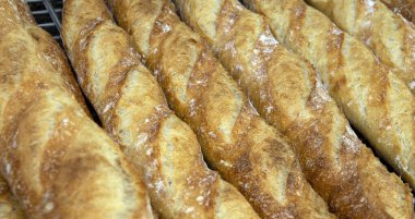 Fırından çıkan çıtır baget yığını. Sao Paulo, Brezilya