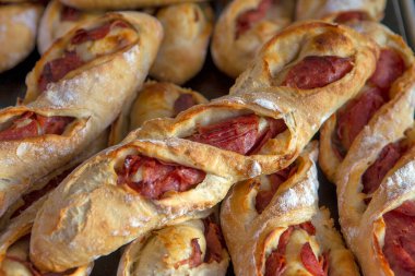 Fırın rafında sosis olan baget dolması yığınının kapatılması. Sao Paulo city, Brezilya