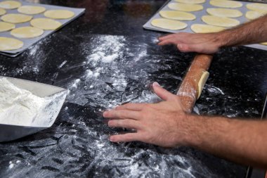 Pastacı ellerinin tatlı turta için hamur hazırlama görüntüsü. Sao Paulo şehri, Brezilya