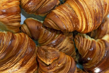 Fırınfırından taze pişmiş kruvasan yakınçekim