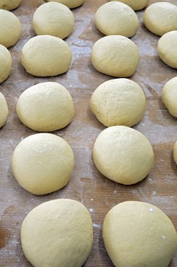 Tatlı örülmüş ekmek yapmak için mayalanan hamur parçaları. Sao Paulo şehri, Brezilya