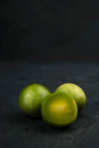 Frutos Tropicales Porción Umbu Ciruela Brasil Sobre Fondo Piedra Negra —  Fotos de Stock