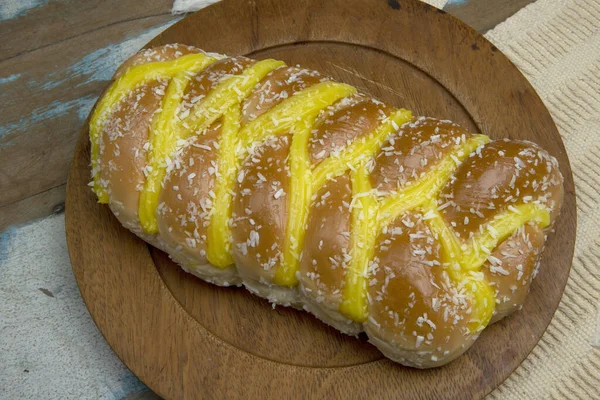 Pane Dolce Farcito Con Marmellata Tavolo Legno Rustico Con Tovaglie — Foto Stock