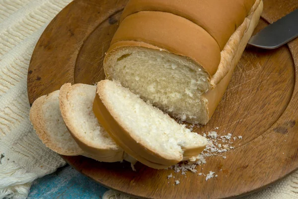 土制面包放在铺有桌布的乡村木桌上 — 图库照片