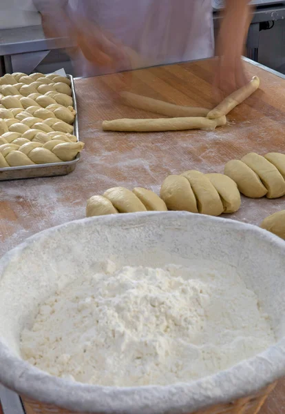 Panadero Que Forma Pan Dulce Trenzado Paso Paso —  Fotos de Stock