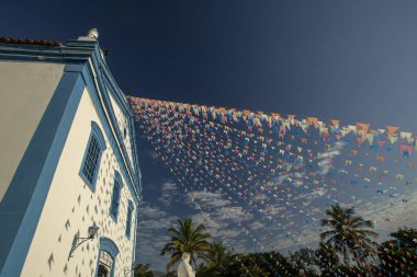 Kilise Nossa Senhora Dajuda, Ilha Bela, Kuzey Sahil Sao Paulo Haziran festivaller tipik bayraklarıyla süslenmiş içinde. Brezilya