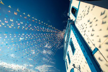 Kilise Nossa Senhora Dajuda, Ilha Bela, Kuzey Sahil Sao Paulo Haziran festivaller tipik bayraklarıyla süslenmiş içinde. Brezilya