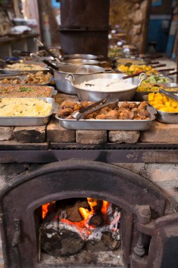 Odun sobası, ateş ve tencere dolusu yemek. Brezilya 'nın kırsalında geleneksel yemek pişirme şekli