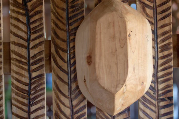 Drewniana Taca Wiszące Ścianie Drewnianej Ozdobione Paskami Wyryte Pirografia Stan — Zdjęcie stockowe
