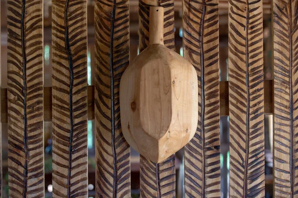 Drewniana Taca Wiszące Ścianie Drewnianej Ozdobione Paskami Wyryte Pirografia Stan — Zdjęcie stockowe