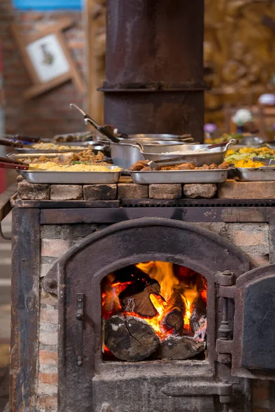 Piec Drewno Naciskiem Ogień Garnki Jedzeniem Tradycyjny Sposób Gotowania Wsi — Zdjęcie stockowe