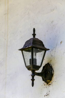 Beyaz duvarda eski bir lamba var. Brezilya