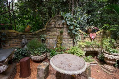 Bahçe Banklar ve tamamen yıkım malzeme ile yerleşik tabloları