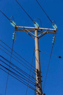 Derin mavi gökyüzünün altında, bulutsuz bir elektrik direğine yakın çekim. Sao Paulo Eyaleti, Brezilya