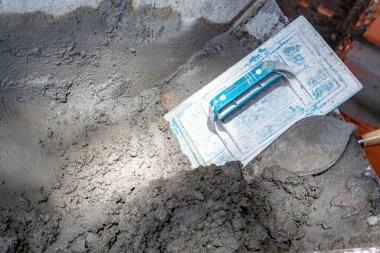 El arabası üzerindeki malanın harçla kapatılması, şantiyede. Sao Paulo state, Brezilya.