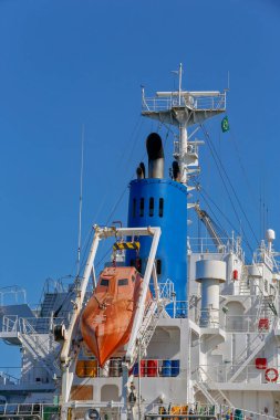 Kargo gemisinin detayları Brezilya kıyısındaki Santos limanında demirli. Ön planda cankurtaran botu var.