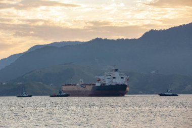 Sao Sebastiao, Sao Paulo eyaletindeki sahil istasyonunda petrol tankeri. Gün batımında