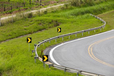 Yol bölümü ve Sao Paulo devlet, sağa dönüş tabelasını Brezilya manzara