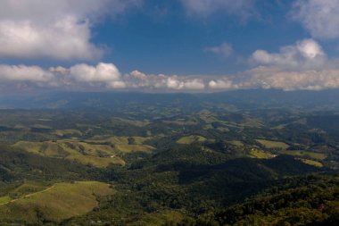 Alçak bulutlar tepenin üst kısmında Serra da Mantiqueira doruklarına kapsayan. Minas Gerais eyalet, Brezilya