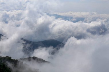 Alçak bulutlar tepenin üst kısmında Serra da Mantiqueira doruklarına kapsayan. Minas Gerais eyalet, Brezilya