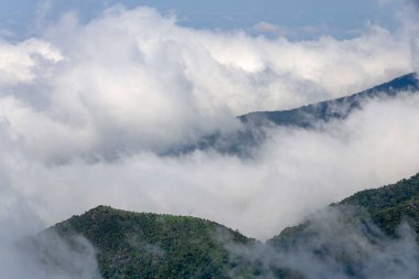 Alçak bulutlar tepenin üst kısmında Serra da Mantiqueira doruklarına kapsayan. Minas Gerais eyalet, Brezilya