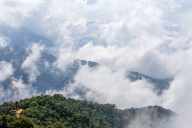 Alçak bulutlar tepenin üst kısmında Serra da Mantiqueira doruklarına kapsayan. Minas Gerais eyalet, Brezilya