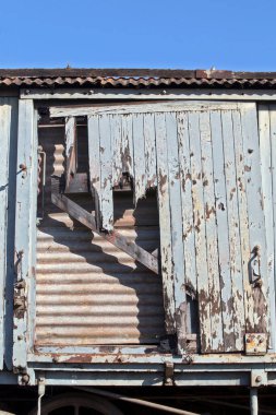 Eski terk edilmiş tren vagonunun dış duvarına yakın.
