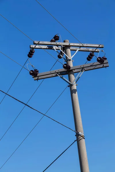 雲のない青空の下で送電極 ブラジルの田舎で — ストック写真