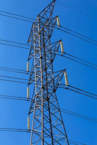 青い空の下で電力伝送塔の閉鎖 ブラジルのサンパウロ州の田舎で — ストック写真