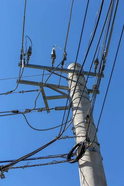 深い青い空の下での電力極の閉鎖 雲一つない ブラジルのサンパウロ州で — ストック写真