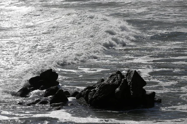 Чорно Біле Зображення Хвиль Падають Скелі Біля Пляжу — стокове фото