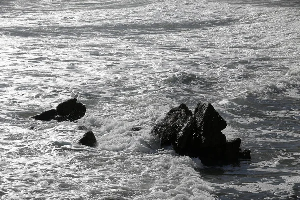Imagen Blanco Negro Olas Estrellándose Sobre Rocas Cerca Playa — Foto de Stock