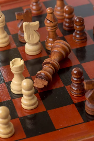 Концептуальное Изображение Крупным Планом Падшего Короля Шахматной Доске — стоковое фото