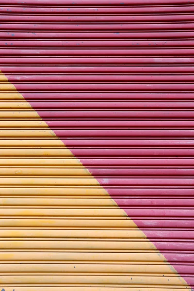 Wellblechtür Zwei Farben Lackiert Rot Und Gelb Diagonalen Bereichen — Stockfoto