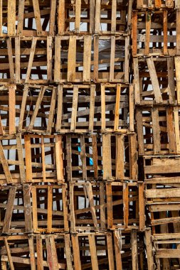 Arkaplan: Toptan meyve ve sebze pazarının avlusundaki boş ahşap sandıkların kapatılması