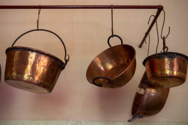 Kırsal kesimin tipik bakır tavaları duvara asılıydı. Sao Paulo Eyaleti, Brezilya