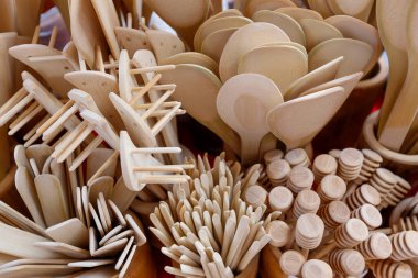 Sokak pazarında satılık çeşitli bambu mutfak malzemelerinin yakın çekimi. Liberdade Mahallesi, Sao Paulo Şehri, Brezilya