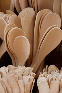 Sokak pazarında satılık çeşitli bambu mutfak yakınçekim