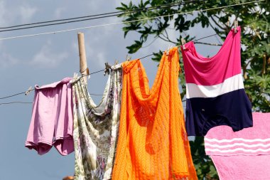 Brezilyalı evlerin tipik arka bahçesinde güneşte kurutma clothesline