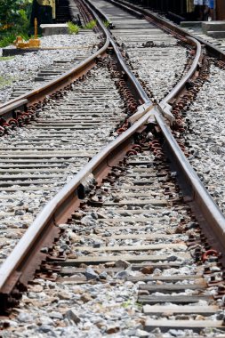 Ufuk doğru perspektifte tren ile geometrik kompozisyon izler