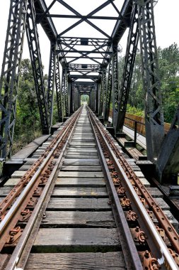 Eski demiryolu köprüsü, demir kafesli, Guararema 'da, Sao Paulo eyaletinin kırsal kesiminde, Brezilya