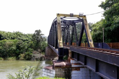 Eski demiryolu köprüsü, demir kafesli, Guararema 'da, Sao Paulo eyaletinin kırsal kesiminde, Brezilya
