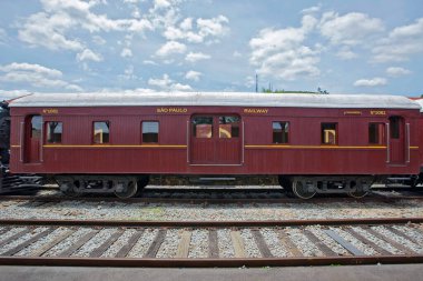 Brezilya 'nın Sao Paulo kentindeki Guararema şehrinde hala turistik bir eğlence aracı olarak çalışan eski buhar treninin yolcu vagonu.