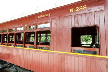 Brezilya 'nın Sao Paulo kentindeki Guararema şehrinde hala turistik bir eğlence aracı olarak çalışan eski buhar treninin yolcu vagonu.