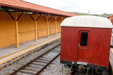 Brezilya 'nın Sao Paulo kentindeki Guararema şehrinde hala turistik bir eğlence aracı olarak çalışan eski buhar treninin yolcu vagonu.