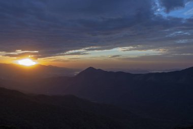Bulutlarda Serra tepeler üzerinde yükselen güneş Mar. Sao Paulo, Brezilya mı