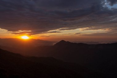 Bulutlarda Serra tepeler üzerinde yükselen güneş Mar. Sao Paulo, Brezilya mı