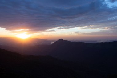 Bulutlarda Serra tepeler üzerinde yükselen güneş Mar. Sao Paulo, Brezilya mı